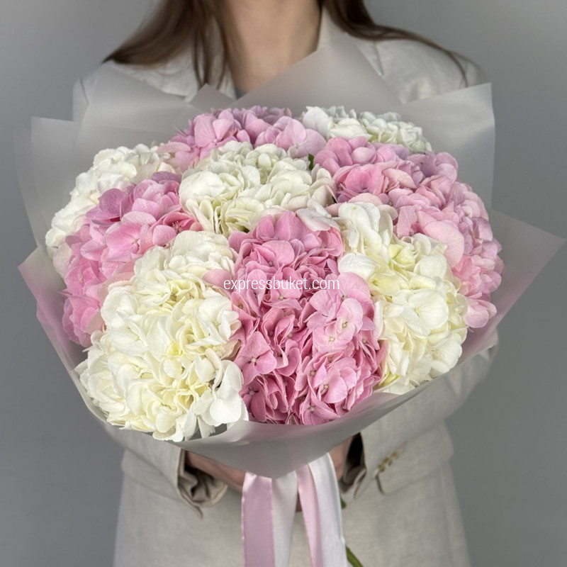 Нежный букет с гортензией 9 шт